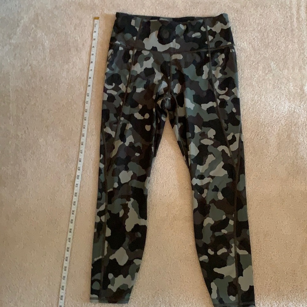 Athleta EUC Lightning Camo 7/8 athletic leggings medium LIKE NEW
